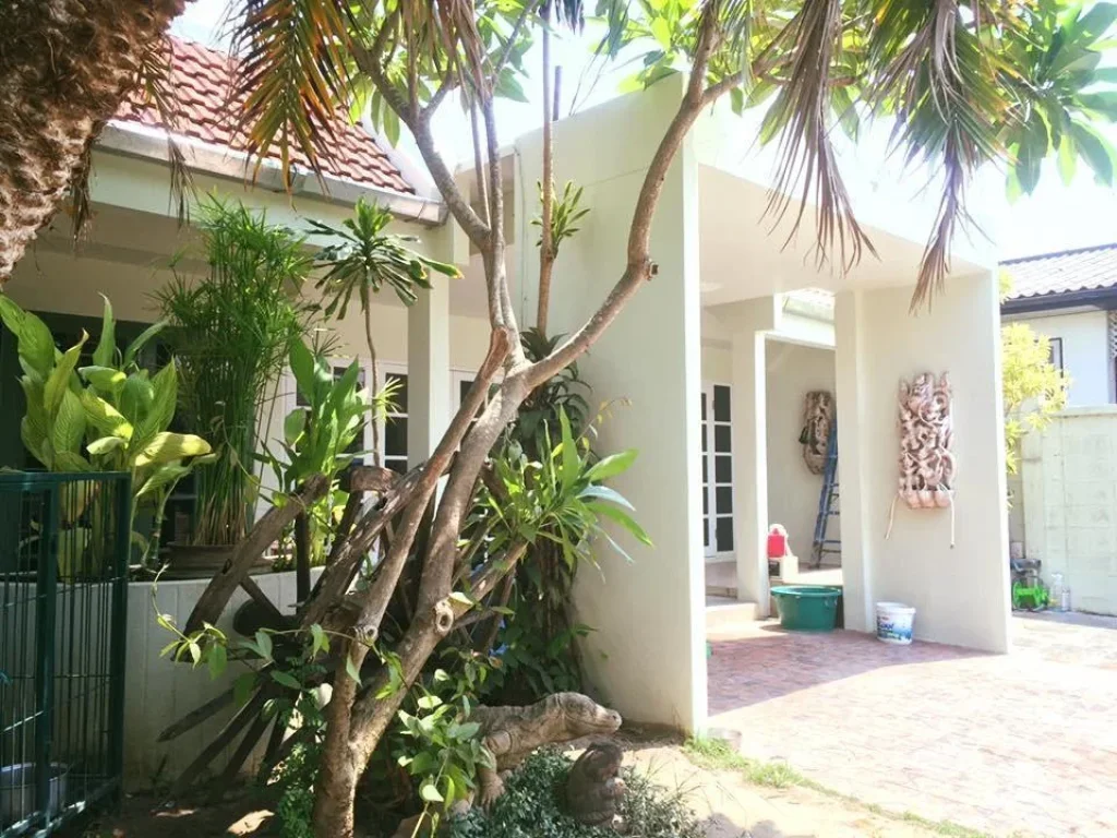 For sale LUXURY 5 BEDROOMED BUNGALOW ONLY 10 MINUTES FROM THE MOAT 5 minutes to Lanna Golf Course