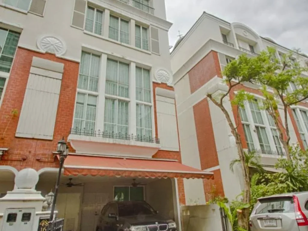 Townhouse for rent at Sukhumvit soi 55 opposite J Avenue ready to move in Please contact me 0616198565 por