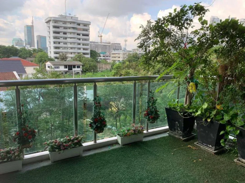 Penthouse Sukhumvit 301 Near Emquartier and Phrompong BTS