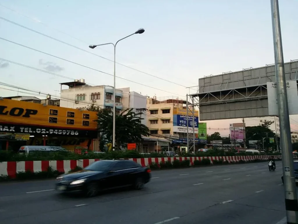 ขายที่ดิน 540 ตรวา พร้อมสิ่งปลูกสร้าง ติดถนนรามอินทรา ใกล้สถานีรถไฟฟ้าเพียง 250 เมตร