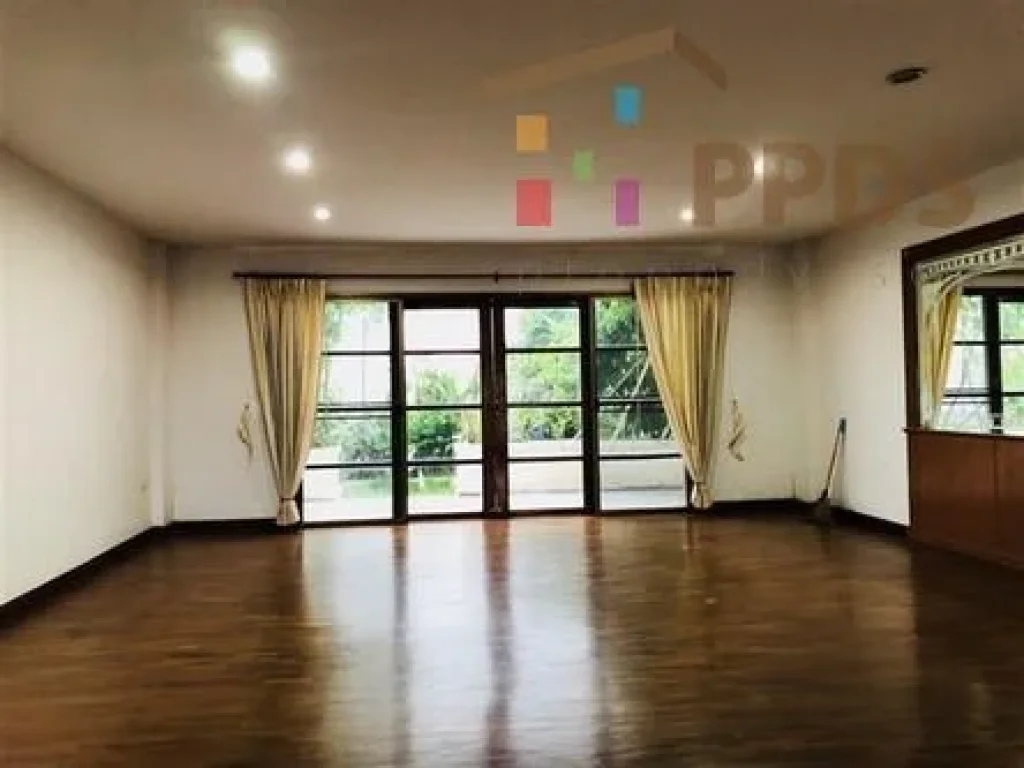 Sale Townhouse in Thonglor Sukhumvit 55 in compound with shared pool and security guard