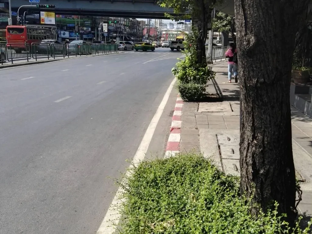 ที่ดินสี่แยกคลองตัน 706ตรว บนถนนสุขุมวิท ติดแอร์พอร์ตลิงค์ ติดท่าเรือ ติดตึกสนง ใกล้สถานีรถไฟฟ้าใต้ดิน