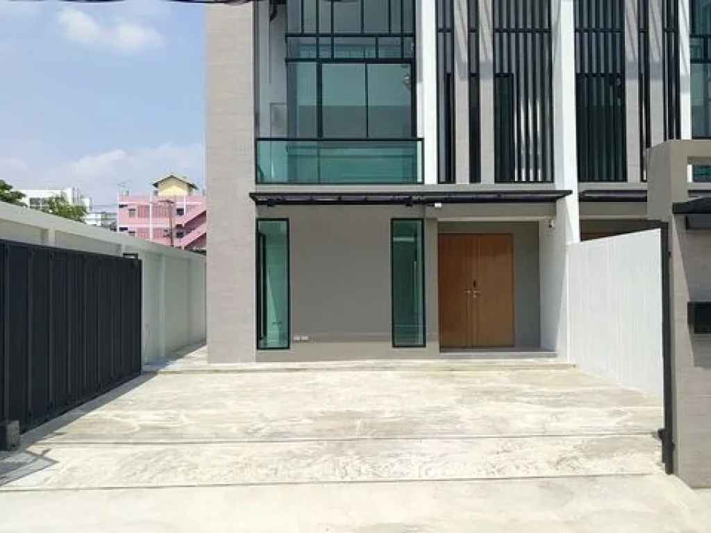 ขายบ้าน โครงการ THE WINGS - NAKNIWAT18 Modern Luxury Home 3ชั้น ซอยนาคนิวาส18