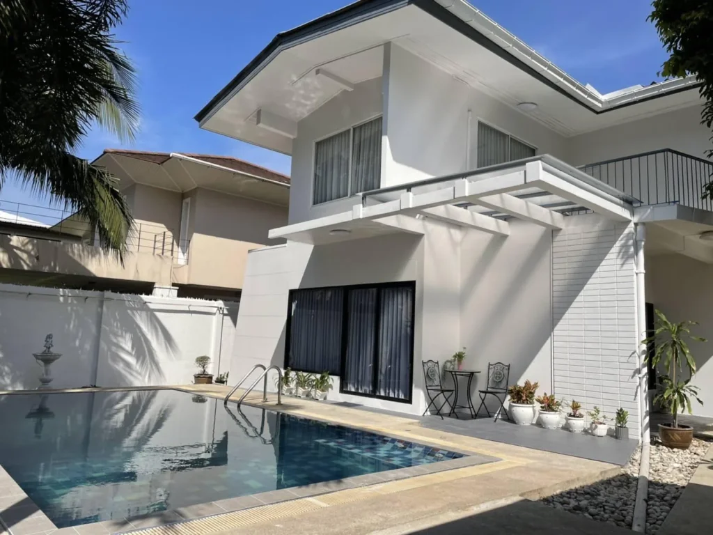 3 Bed Detached House for rent Ekkamai-Pridi 25 with Private swimming pool Near StAndrew International BTS Ekkamai 087-9