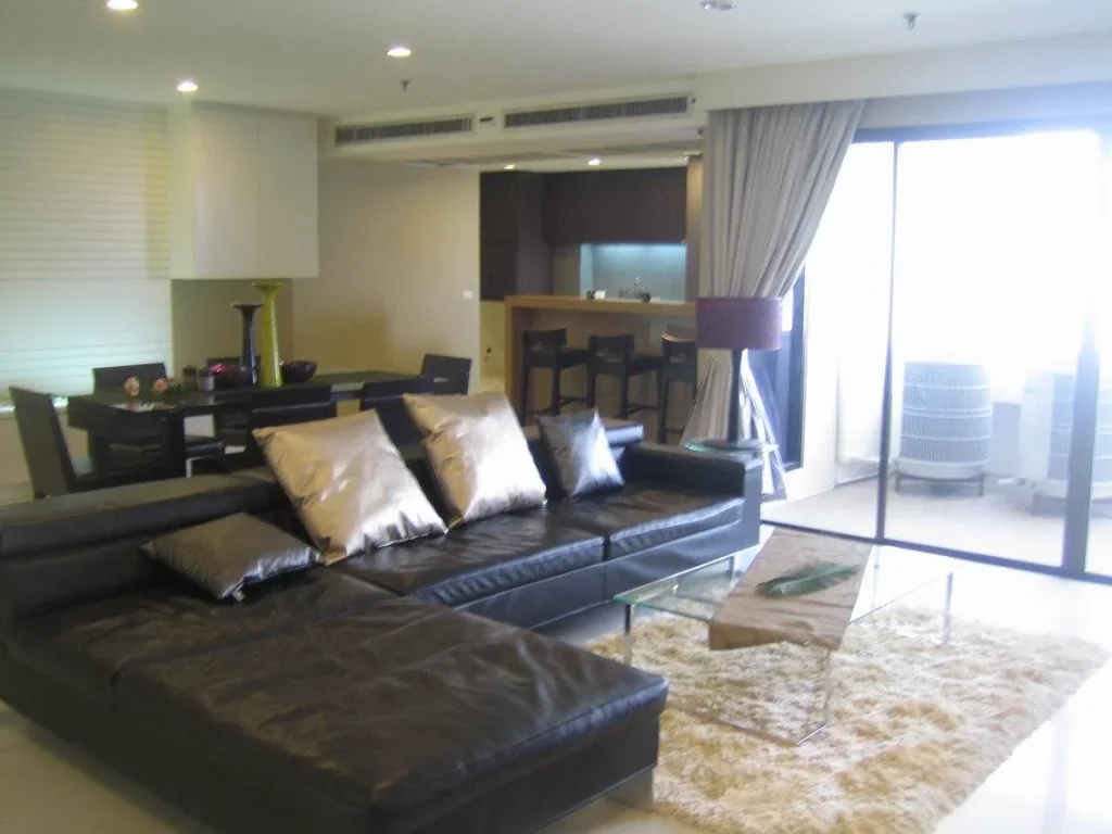 ให้เช่า ห้องใหญ่พื้นที่เยอะ แบบ 2 ห้องนอนที่สุขุมวิท 23 For Rent Spacious 2 Bedroom Unit at Sukhumvit 23