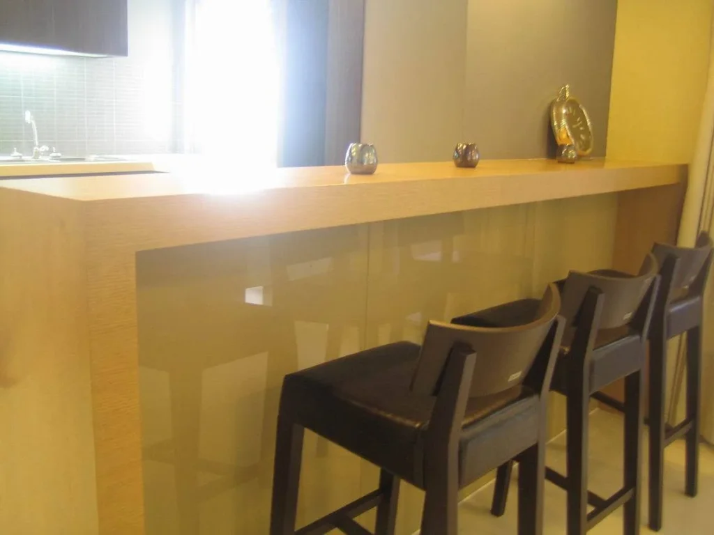 ให้เช่า ห้องใหญ่พื้นที่เยอะ แบบ 2 ห้องนอนที่สุขุมวิท 23 For Rent Spacious 2 Bedroom Unit at Sukhumvit 23