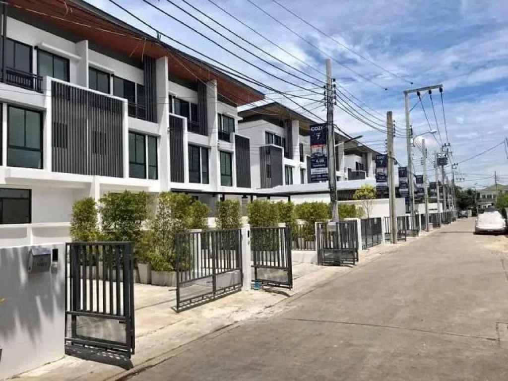 ปล่อยเช่า Townhome 3 ชั้น โครงการ Cozy สตรีวิทยา2 ซอย 29 ใหม่เอี่ยม ขนาดพื้นที่ 30 ตรว