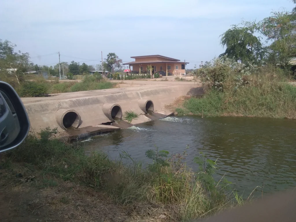 ขายที่ติดคลองมีเสาไฟฟ้าหน้าที่ครับ