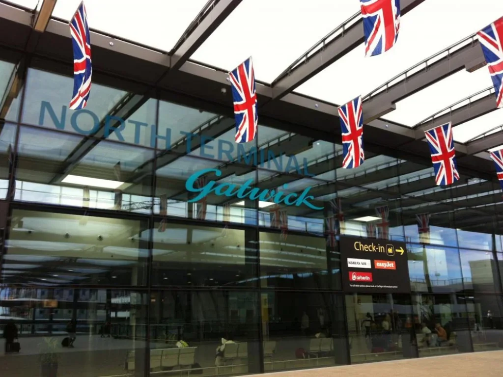 ขายที่จอดรถ สนามบิน Gatwick London UK การันตีรายได้ค่าเช่า 8 ต่อปี