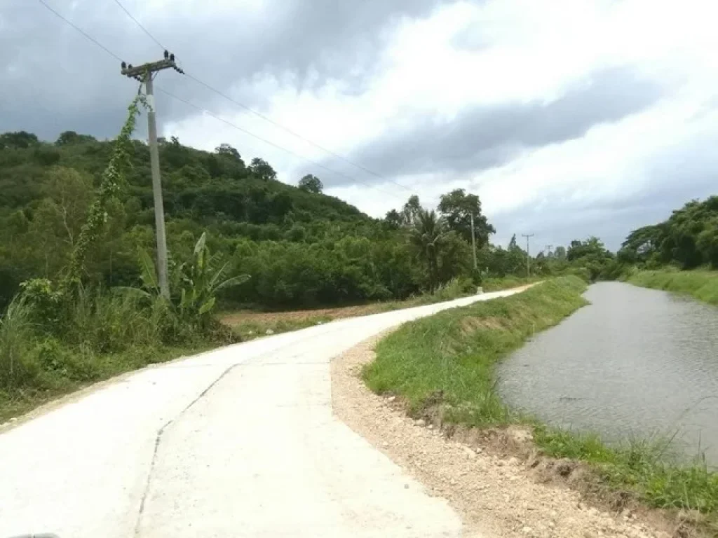 ที่ดิน มีคลองด้านหน้า ภูเขาด้านหลัง เนื้อที่ 200 ตรว ตเขาเพิ่ม อบ้านนา จนครนายก