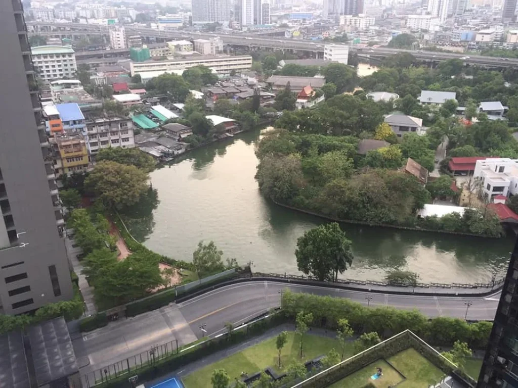 ให้เช่า The Base 77 by Sansiri CORNER ROOM with extra window View คลองพระโขนง และสระว่ายน้ำ