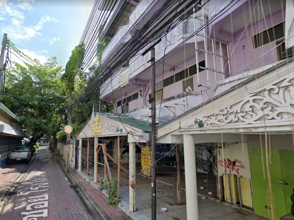 อาคารพาณิชย์ Hostel ถนนเจ้าฟ้า ย่านถนนข้าวสาร อยู่ใกล้วัดชนะสงคราม