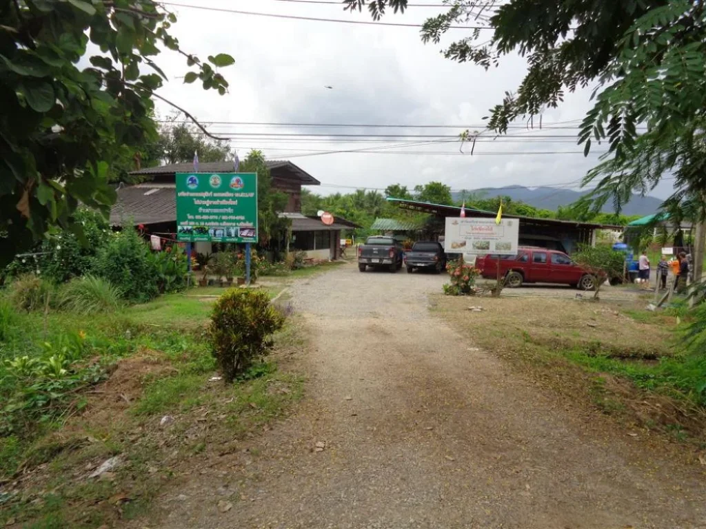 ขายที่ดินพร้อมบ้านและโรงงานแปรรูปเนื้อไก่และโรงฟักไข่ในเนื้อที่โฉนที่ดิน2แปลงมีเนื้อที่รวม4-0-93ไร่ติดทางหลวงสายเชียงใหม่-พร้าว1001หน้ากว้างประ