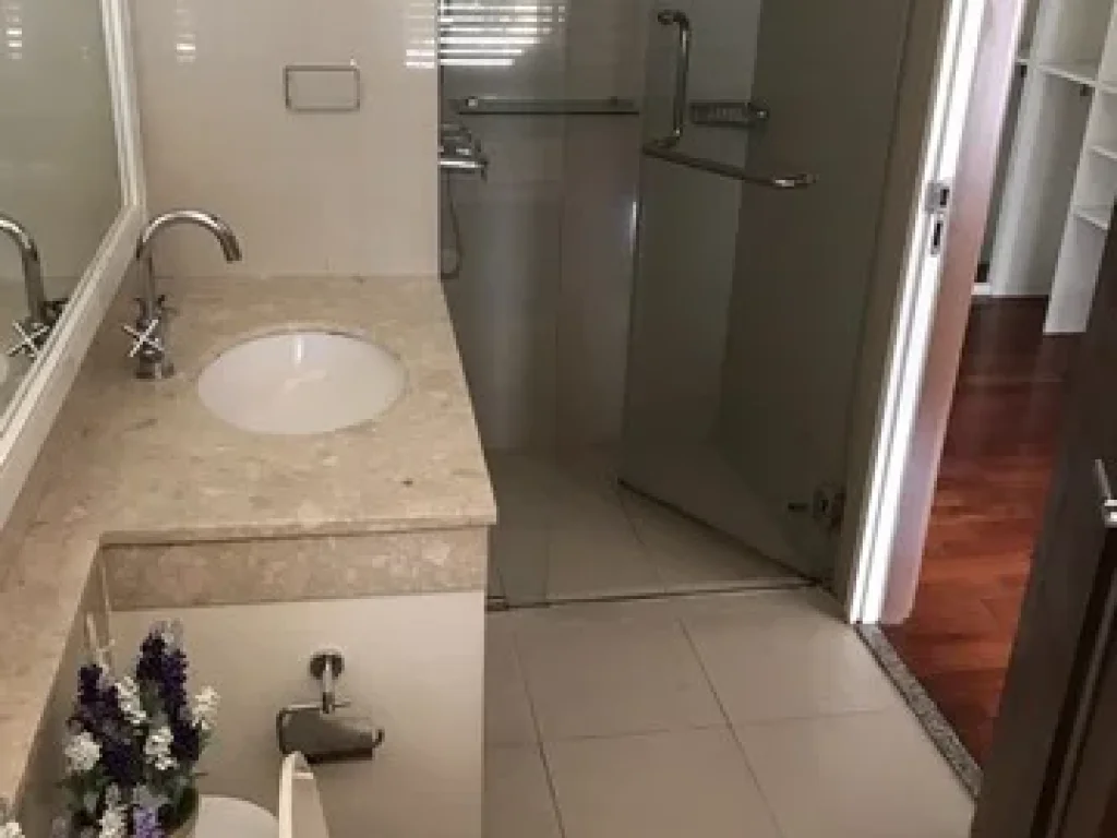 For rent Noble 09 Ruamrudee575 SQM 1 Bedroom 1 Bathroom with Bathtub and walk-in closet