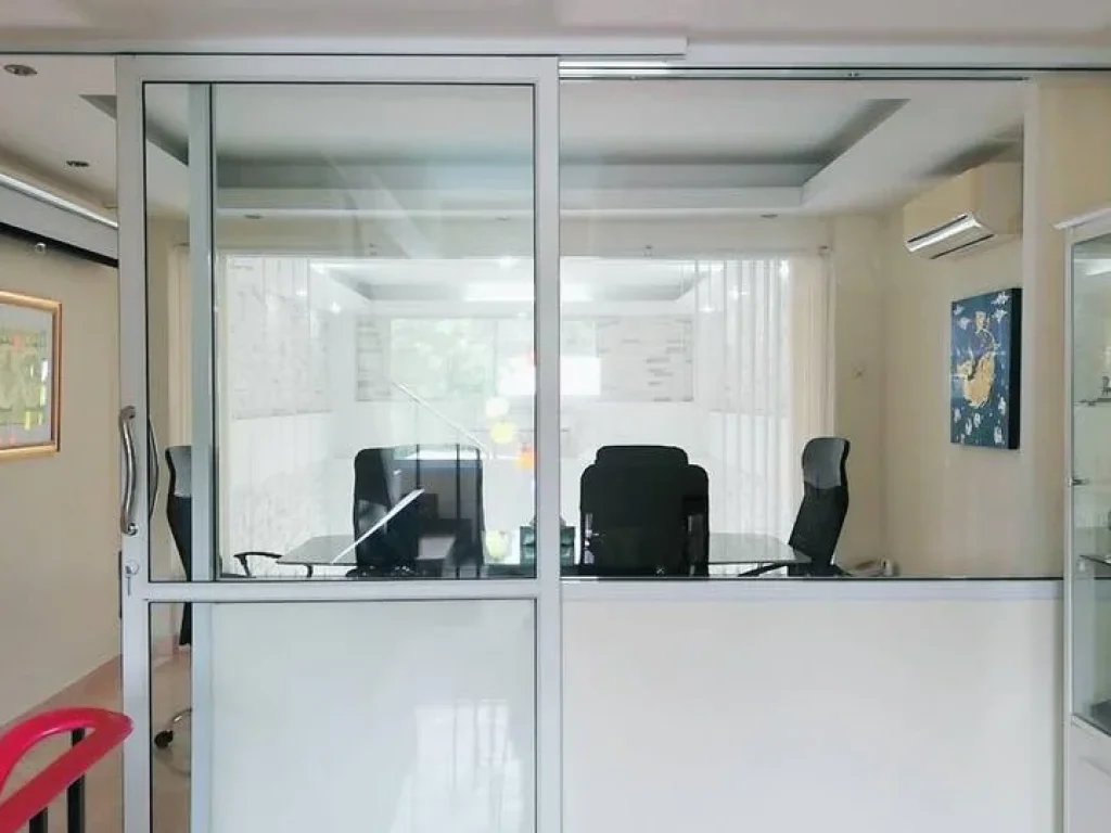 ขายอาคารพานิชย์ 3 ชั้นครึ่งoffice for sale ติดถนนสุขุมวิท ใกล้ค่ายลูกเสือ อศรีราชา จชลบุรี ระเบียงชั้น 3 และ ดาดฟ้า มองเห็นวิวทะเล วิวภูเขา