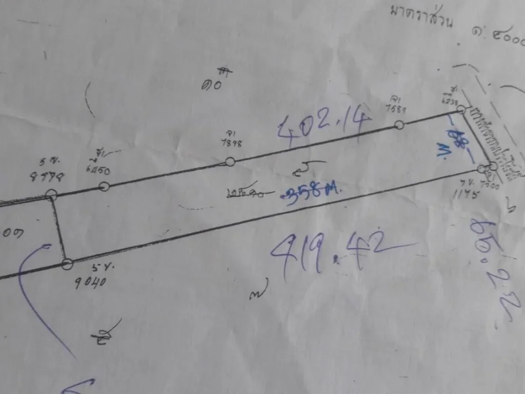 ขายที่ดิน 16 ไร่ 52 ตรว อบางบัวทอง จนนทบุรี เป็นรูปสี่เหลี่ยมผืนผ้า หน้ากว้างประมาณ 65 เมตร ลึกประมาณ 400 เมตร