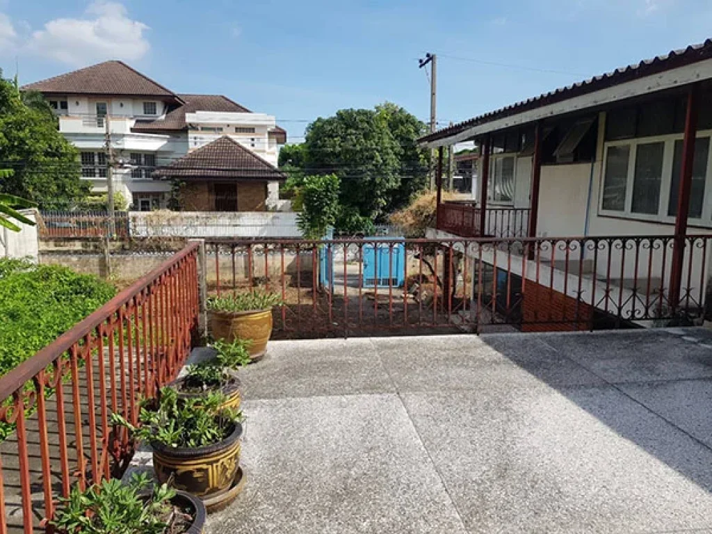 ขายด่วน บ้านเดี่ยวปรีดี 42 และ 1 ที่ดินเปล่า เหมาะสำหรับสร้างบ้าน For Sale Single House Pridi 42 amp 1 Land Plot Same Compound Good for renovation