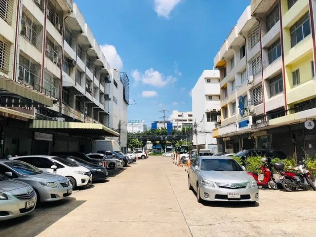 ขายอาคารพานิชย์ 4 ชั้นครึ่ง 2 คูหา รัชดาภิเษก 24 จาก MRT รัชดา เพียง 100 เมตร ทำเลใจกลางเมือง