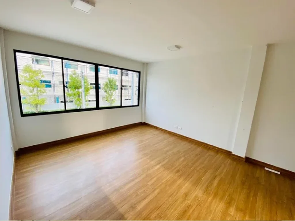 For Rent ให้เช่าอาคารพาณิชย์ Home Office 3 ชั้น โครงการ DISTRICT ดิสทริค รามอินทรา-จตุโชติ ถนนเลียบวงแหวน