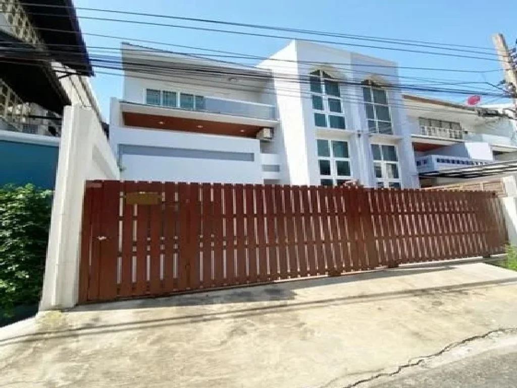 For Rent ให้เช่าทาวน์โฮม 3 ชั้น Renovate ใหม่ ซอยสุขุมวิท 54