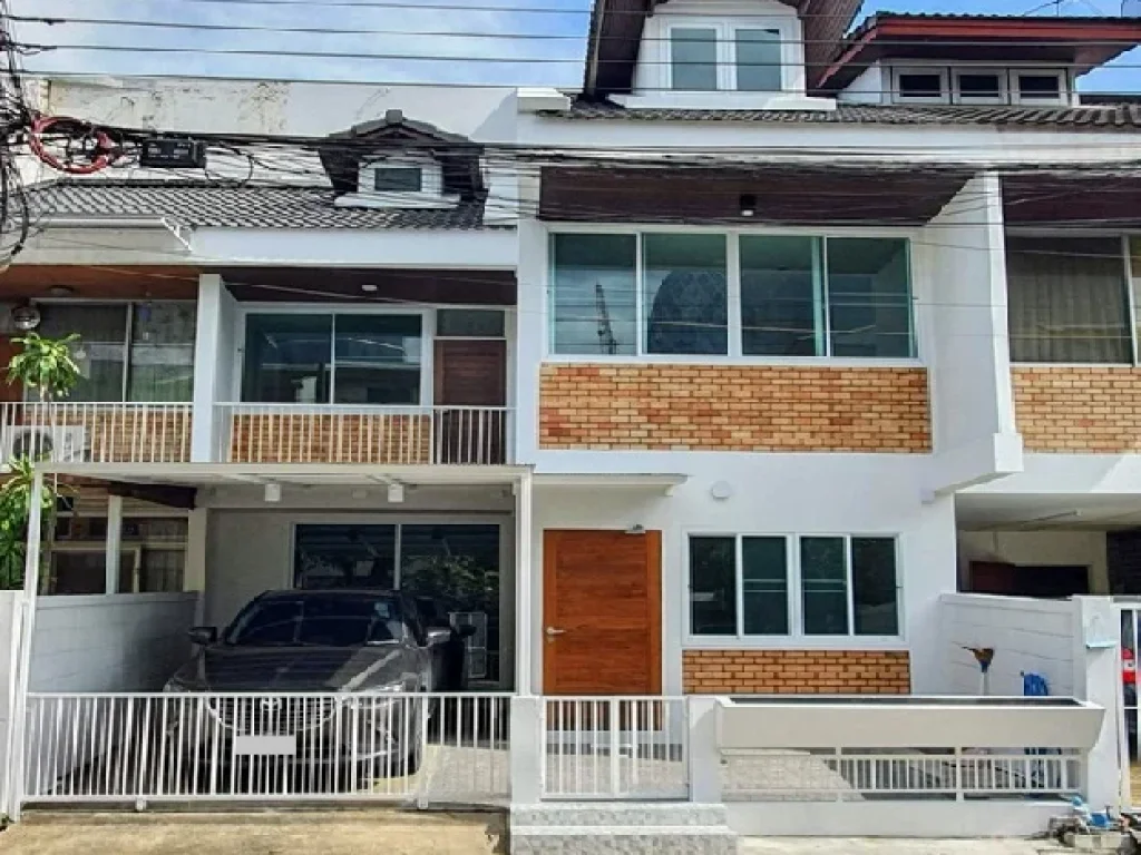 For Rent ให้เช่าทาวน์โฮม 3 ชั้น Renovate ใหม่ ซอยพหลโยธิน 2 ใกล้ BTS อารีย์