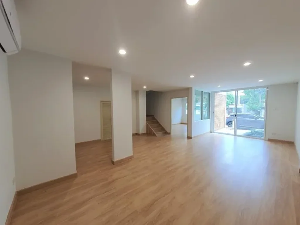 For Rent ให้เช่าทาวน์โฮม 3 ชั้น Renovate ใหม่ ซอยพหลโยธิน 2 ใกล้ BTS อารีย์