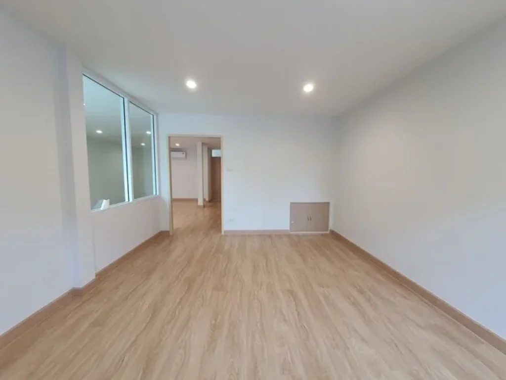 For Rent ให้เช่าทาวน์โฮม 3 ชั้น Renovate ใหม่ ซอยพหลโยธิน 2 ใกล้ BTS อารีย์