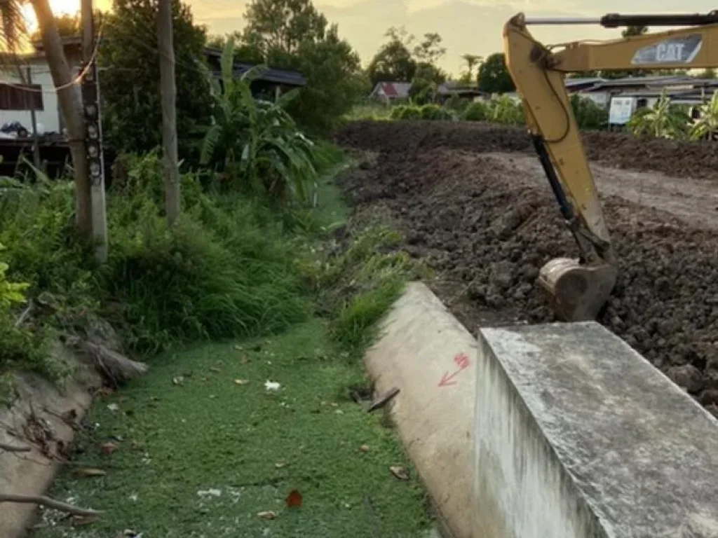 ที่ดินเปล่าติดลำคลองใกล้แม่น้ำเจ้าพระยาประมาณ 50 เมตรอยู่ในแหล่งชุมชนหัวเตยตำบลท่าอิฐอำเภอปากเกร็ดจังหวัดนนทบุรี