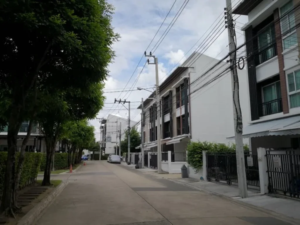 For Rent ให้เช่า ทาวน์โฮม 3 ชั้น โครงการบ้านกลางเมือง โชคชัย 4 ซอย 50 ลาดพร้าว แอร์ 4 เครื่อง เฟอร์นิเจอร์ครบ อยู่อาศัย หรือ เป็นสำนักงาน จดบริษัทได้