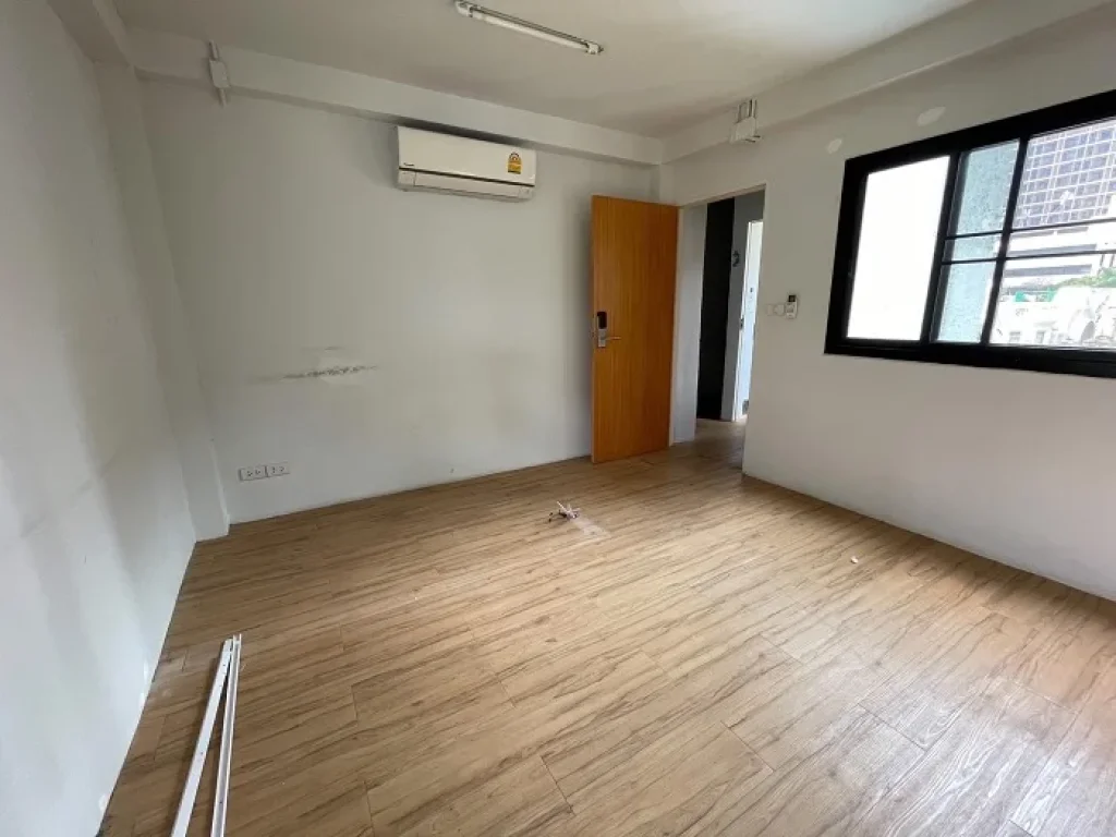 For Rent ให้เช่า บ้าน 5 ชั้น ถนนหลังสวน ทำเลดี ใกล้ BTS ชิดลม เหมาะสำหรับทำกิจการ มีแอร์ ลิฟต์ พร้อมเริ่มกิจการได้ทันที ในราคาพิเศษ