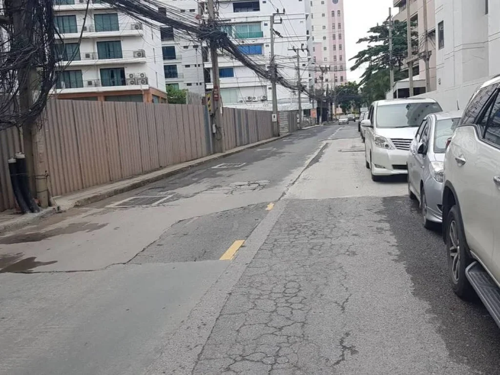 ขายที่ดินมีสิ่งปลูกสร้าง 1-3-0 ไร่ ถนนซอยรัชดา18 ห่างสถานีรถไฟฟ้า MRT สุทธิสาร 460ม แขวงห้วยขวาง เขตห้วยขวาง กรุงเทพๆ