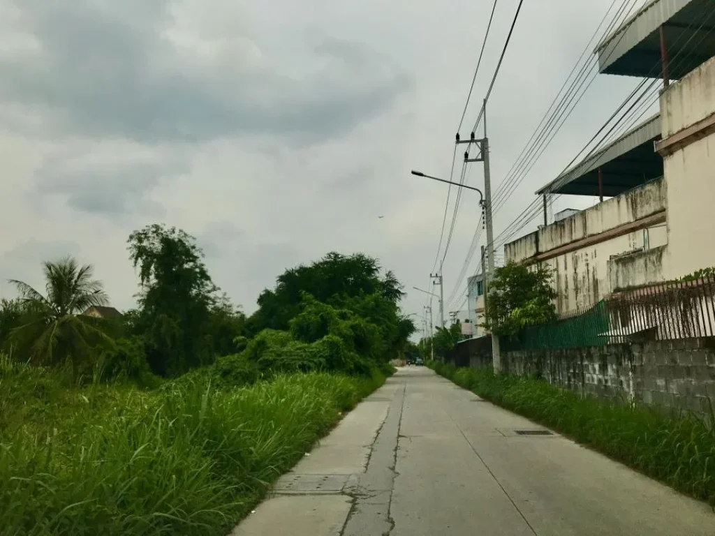 ขายที่ดินใกล้แยกดอนหัวฬ่อ ถนนศุขประยูร เนื้อที่ 600 ตรว ห่างมอเตอร์เวย์ เพียง 600 ม