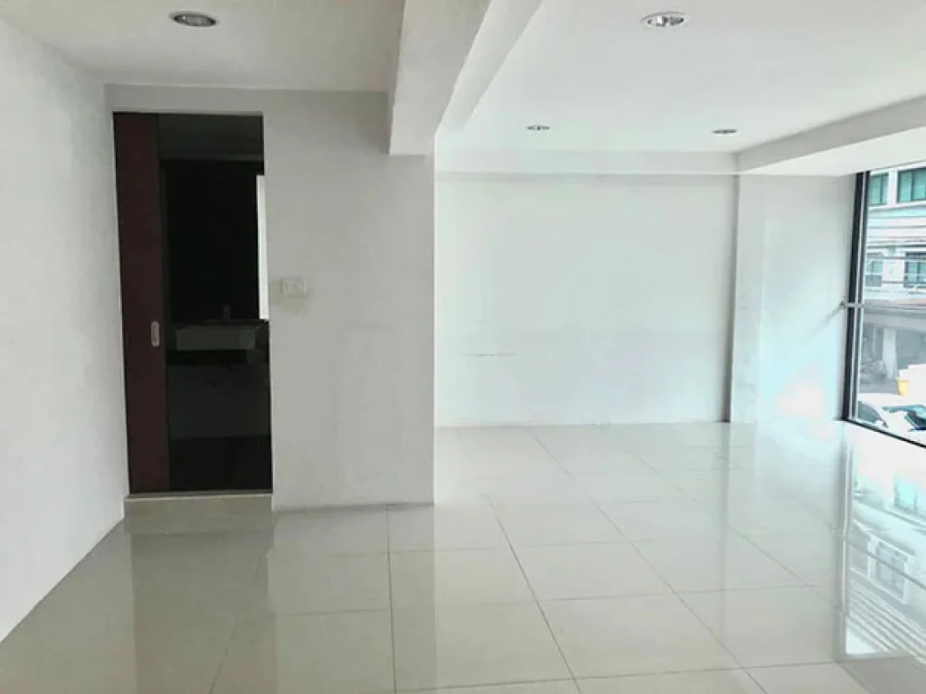 ทาวน์โฮม 3ชั้น ทันสมัย ย่านสุขุมวิท For Rent Town Home 3 storey