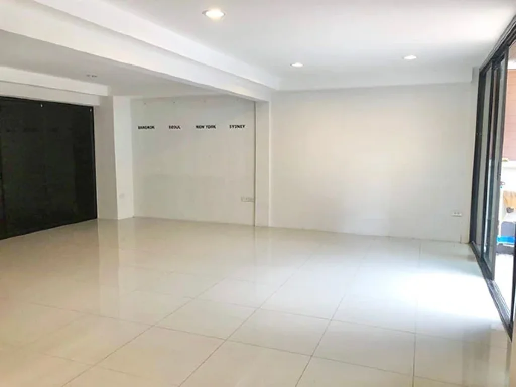 ทาวน์โฮม 3ชั้น ทันสมัย ย่านสุขุมวิท For Rent Town Home 3 storey