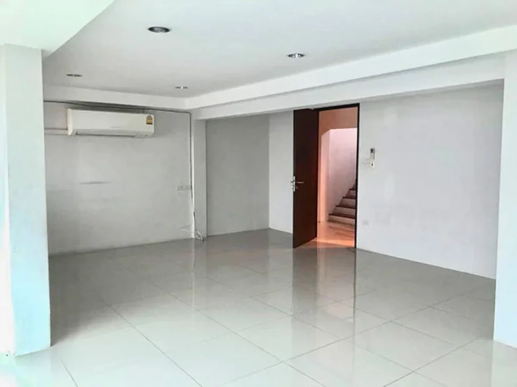 ทาวน์โฮม 3ชั้น ทันสมัย ย่านสุขุมวิท For Rent Town Home 3 storey