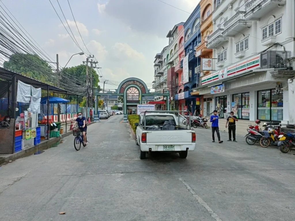 สำนักงาน 6ชั้น ติดจุดขึ้นลงรถไฟฟ้าลาดพร้าว71 วังทองหลาง กรุงเทพฯ