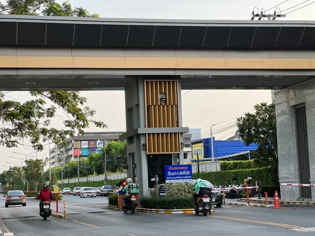 บ้านเดี่ยว สวยหรู พร้อมอยู่อาศัย ทำเลติดถนนใหญ่ ใกล้ห้างสรรพสินค้ามากมาย