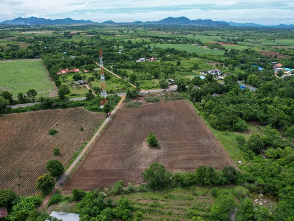 ขาย ที่ดินลาดหญ้า บ่อพลอย กาญจนบุรี โอบล้อมด้วยภูเขา ใกล้ตัวเมือง