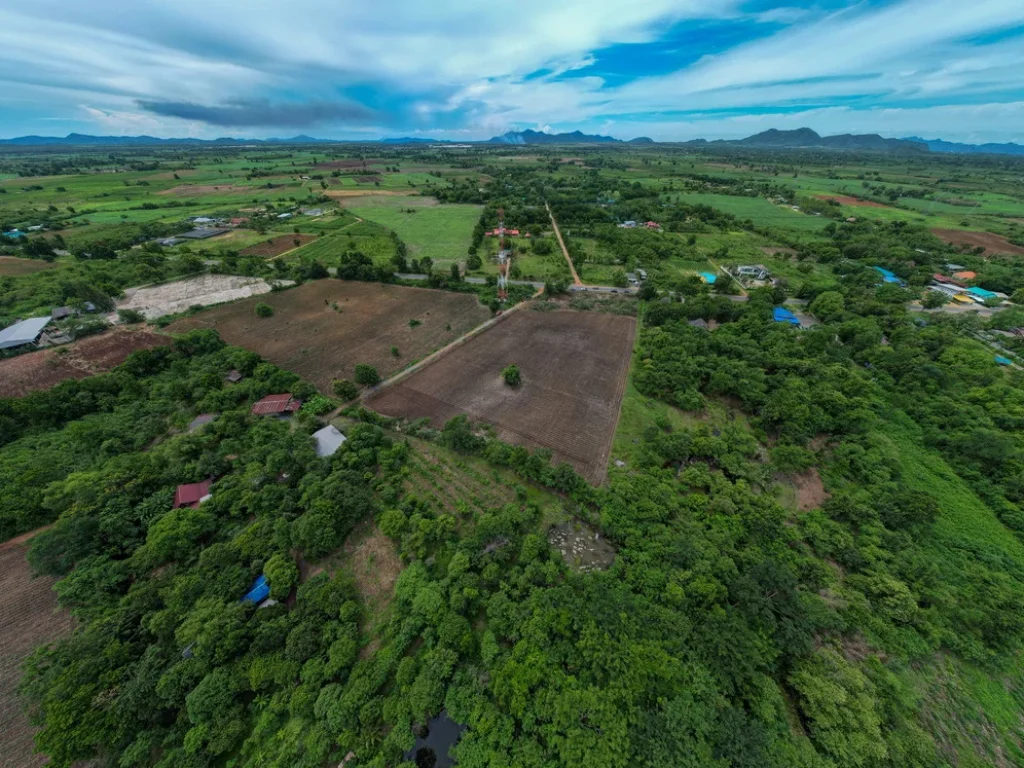 ขาย ที่ดินลาดหญ้า บ่อพลอย กาญจนบุรี โอบล้อมด้วยภูเขา ใกล้ตัวเมือง