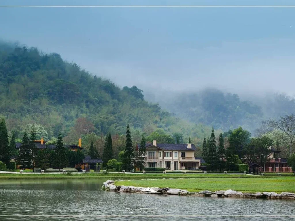 ขายบ้านพักตากอากาศเขาใหญ่ บ้านริมทะเลสาปในหุบเชา ติดอุทยานแห่งชาติเขาใหญ่ เส้นธนะรัชต์ หมูสี อยู่ตรงทางขึ้นอุทยาน วิวเขาสวยมาก เหลือเพียง 2 หลัง