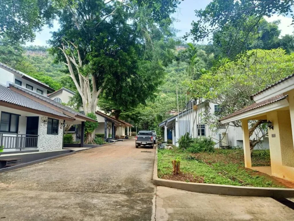 ขายถูกบ้านพร้อมที่ดินเขาใหญ่ ในโครงการกรีนเนอรรี่ Greenery khaoyai ติดถนนธนรัชต มีเพื่อนบ้านไม่เปลี่ยว เดินทางสะดวก เหมาะทำบ้านพักพูลวิลลา ใกล้อุทยาน