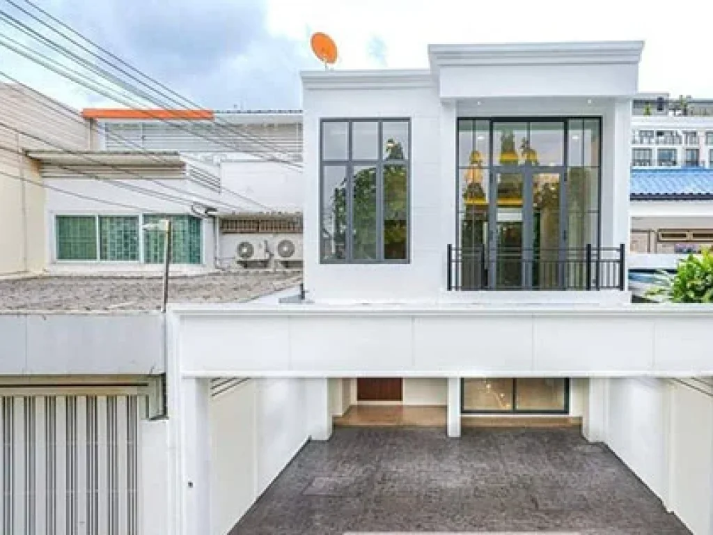 ขาย ทาวน์เฮาส์ 4 ห้องนอน เอกมัย For SALE 4 Bedroom Town House at Ekamai