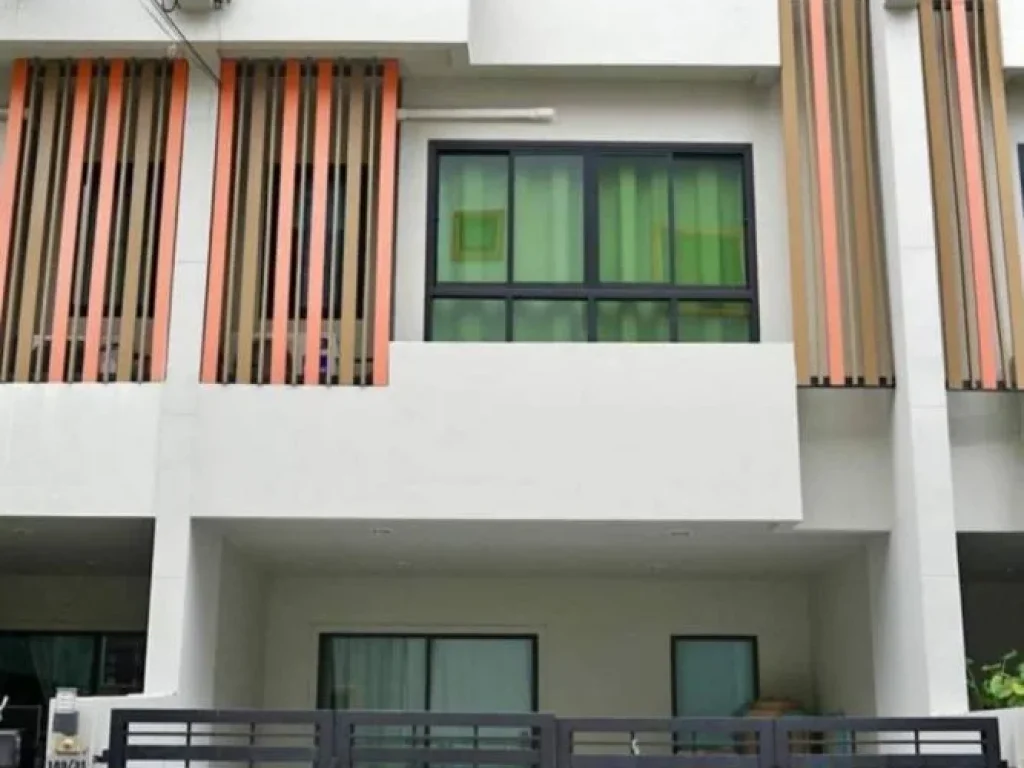 For Rent ให้เช่า ทาวน์โฮม 3 ชั้น พร้อมเฟอร์ เข้าได้ 2 ทางทั้ง ซอยนวลจันทร์ 36 หรือซอยนวมินทร์ 163