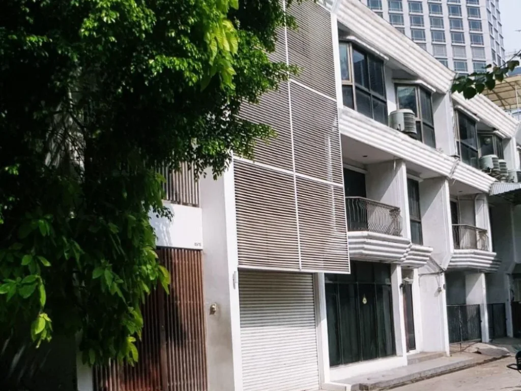 เช่าตึกแถว ถนน วิทยุ หลังศูนย์นาฬิกาโรเล็กซ์ Rent a commercial building on Witthayu Road behind the Rolex Center