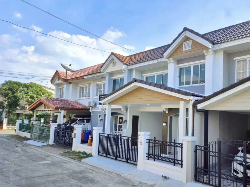 ทาวน์เฮ้าส์บุศรินทร์ ของ Land amp House รีโนเวทแล้ว ถนนบ้านกล้วย