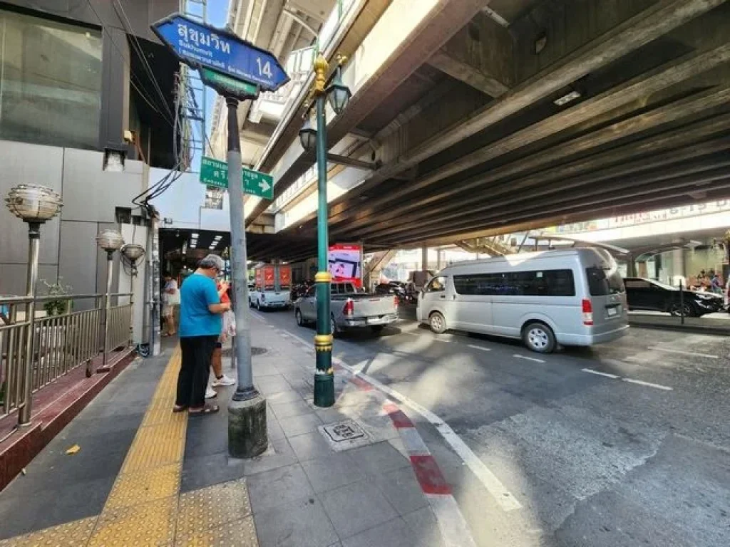 ขายอาคารพาณิชย์ 2 ชั้น ปรับปรุงใหม่ ติดถนนสุขุมวิท และ