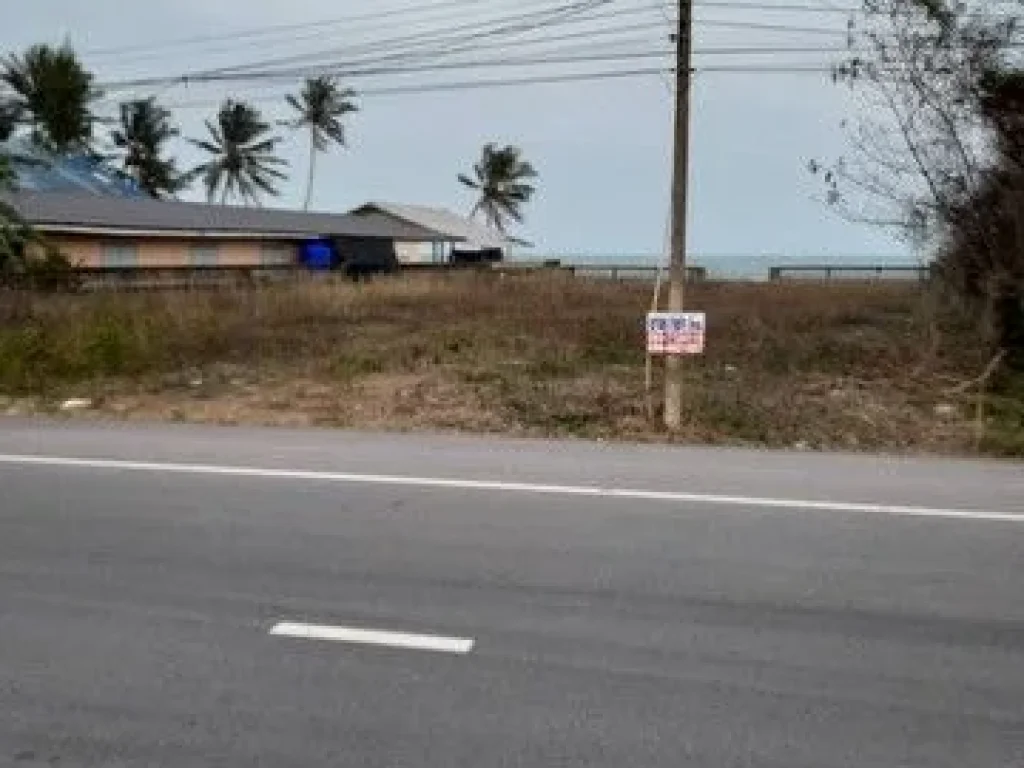 ที่ติดทะเลทำเขื่อนรอบแล้ว ลงหาดส่วนตัวได้เลยริมชายหาดติดทะเล