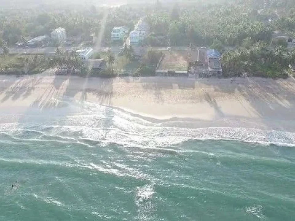 ที่ติดทะเลทำเขื่อนรอบแล้ว ลงหาดส่วนตัวได้เลยริมชายหาดติดทะเล