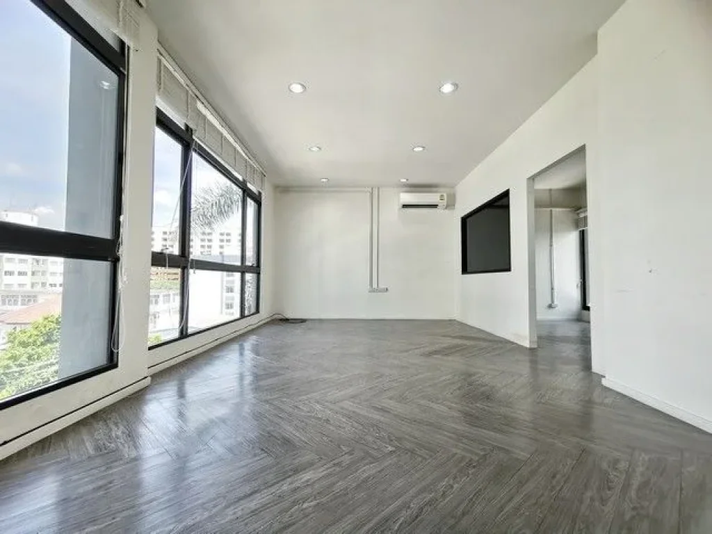 Townhouse - 16500000 บาท 3BEDROOM5ห้องน้ำ 44 ตรว ไม่ไกลจาก -