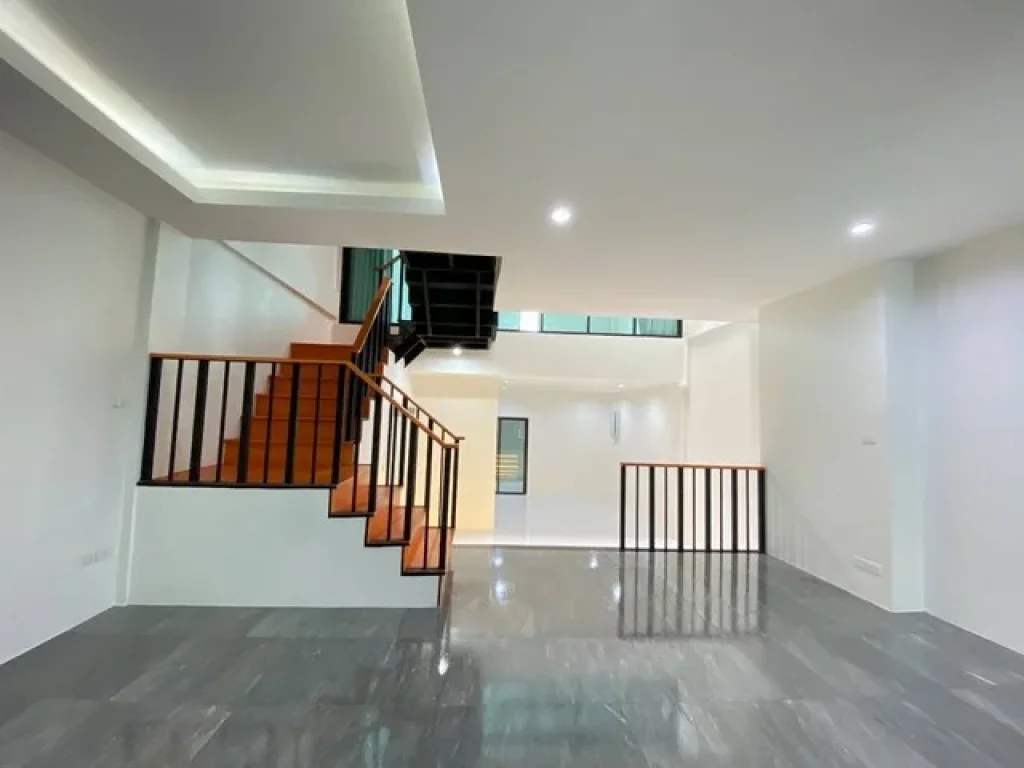 ขายทาวน์โฮมทำเลเมือง ใกล้รถไฟฟ้าอุดมสุข Unique สุดๆกับบ้านสไตล์ Modern Loft ไม่เหมือนใคร